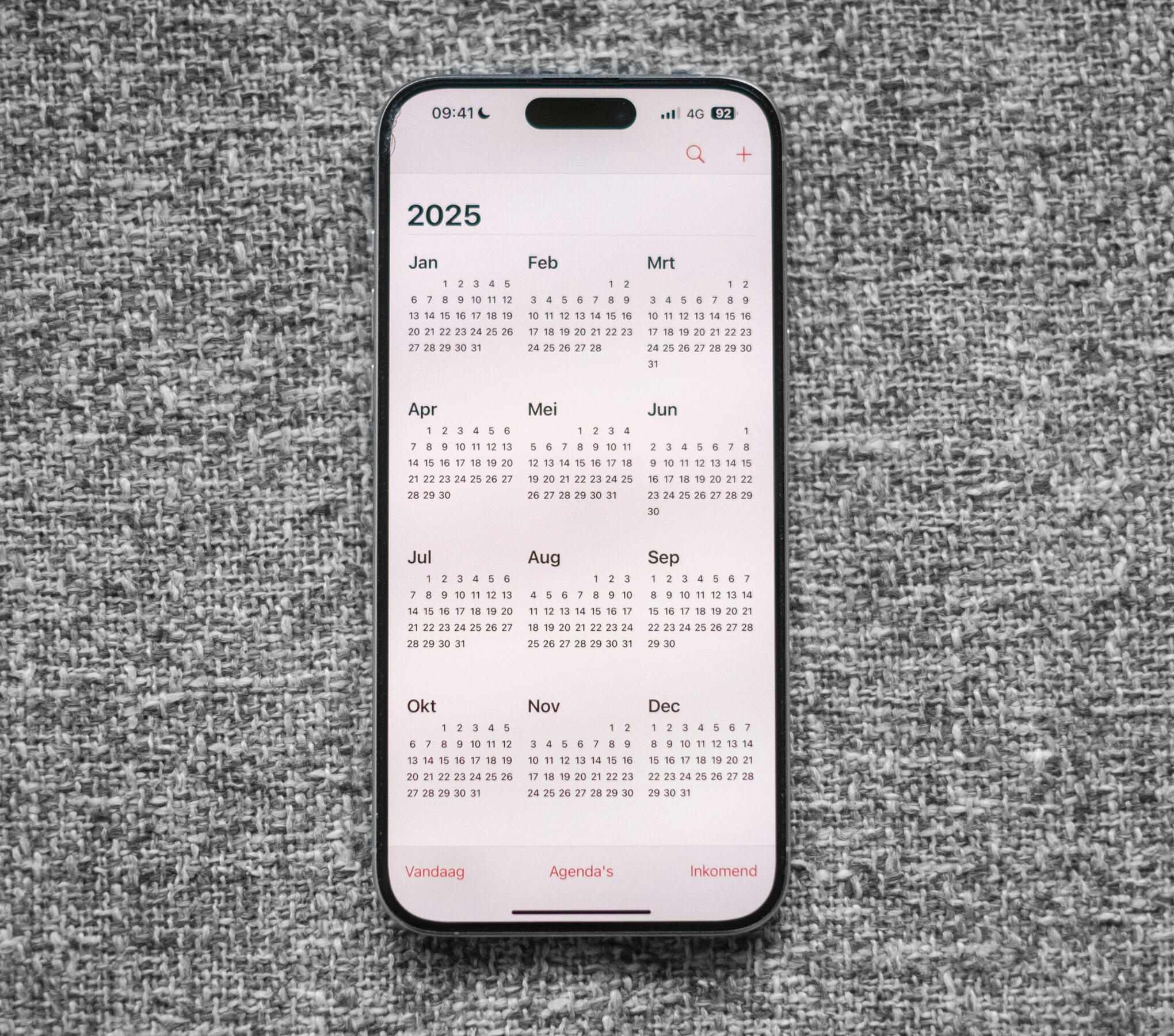 Kalendár pre rok 2025 na mobilnom telefóne. Pracujte kedy vám to vyhovuje.